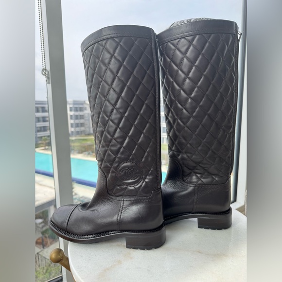 CHANEL - Brown Quilted Riding Boots, Interlocking Logo- Authentic- size 37 - Picture 6 of 14